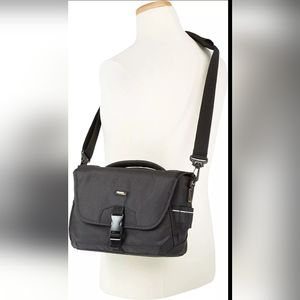 Amazon Basics Medium DSLR Camera and Equipment Bag